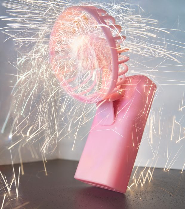 Alwin Lay, Handventilator mit Clip, 2026 Leuchtkasten, 270 × 240 cm, VG-Bild, Courtesy Christine König Galerie, Wien